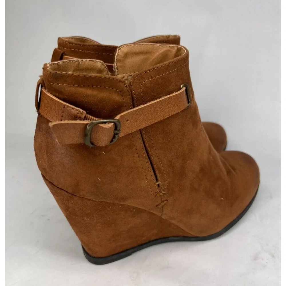 MAURICES CLAIRE Brown Faux Suede Ankle Wedge Booties Buckle Women's Size 7.5